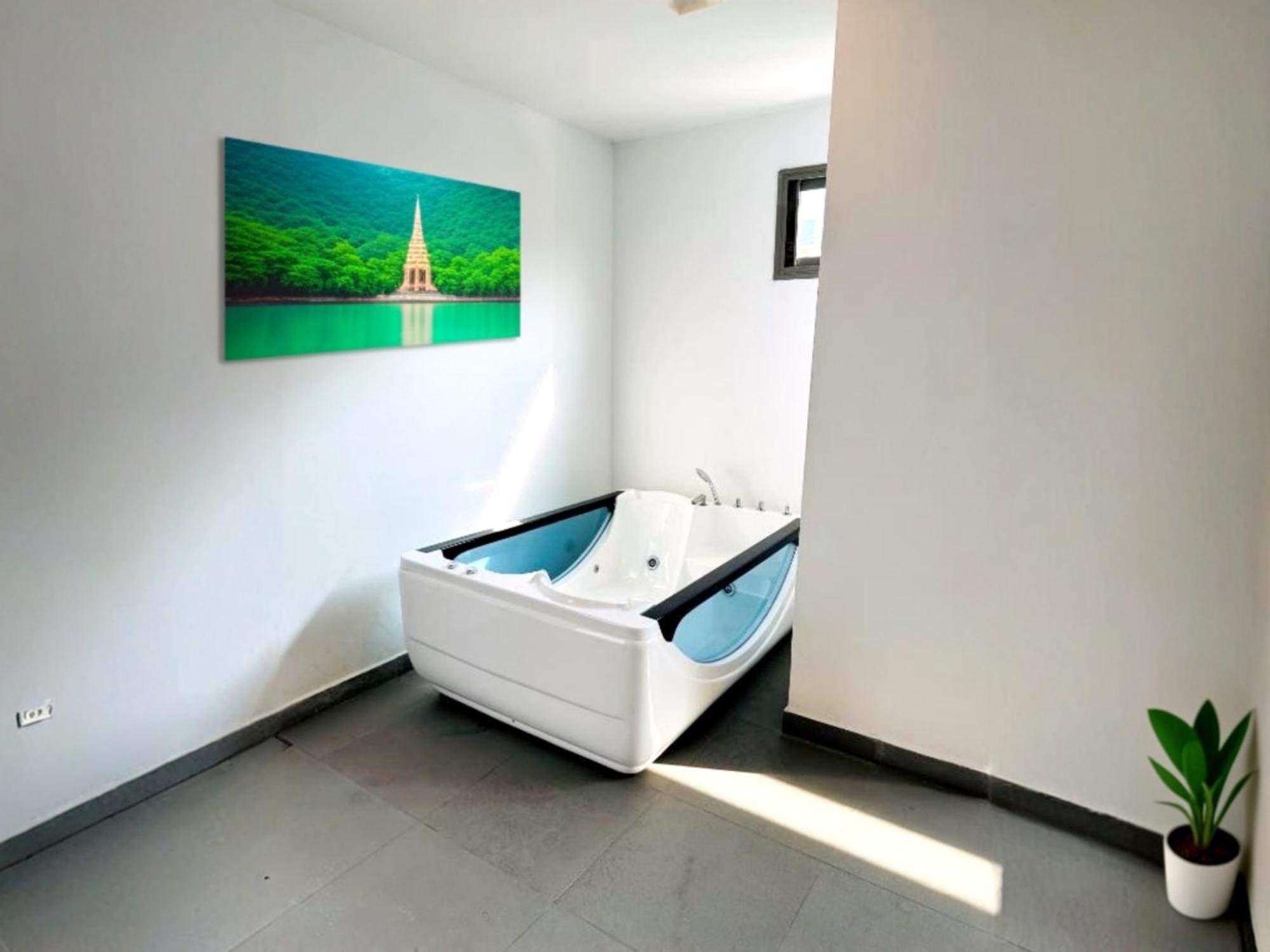 Rare Xxxl Swimming Pools - Free Fast Wifi - Floor Pool View Balcony * Pattaya